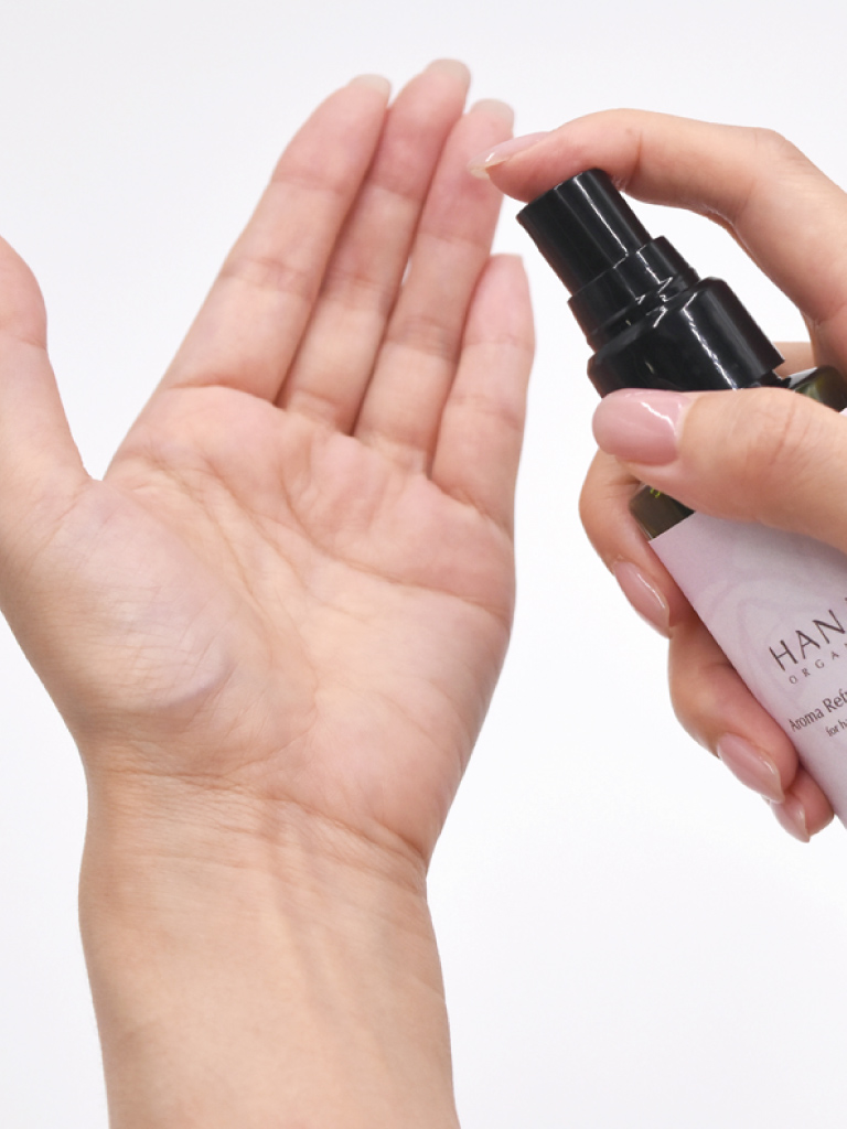 アロマリフレッシングスプレーを手指に使用